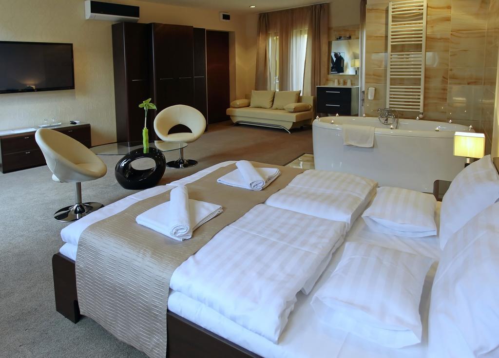 Hotel Brill Orosháza Esterno foto